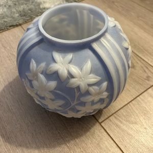 Phoenix Sculptured Artware Starflower Vase. Bulbous Shape. Blue & White.
